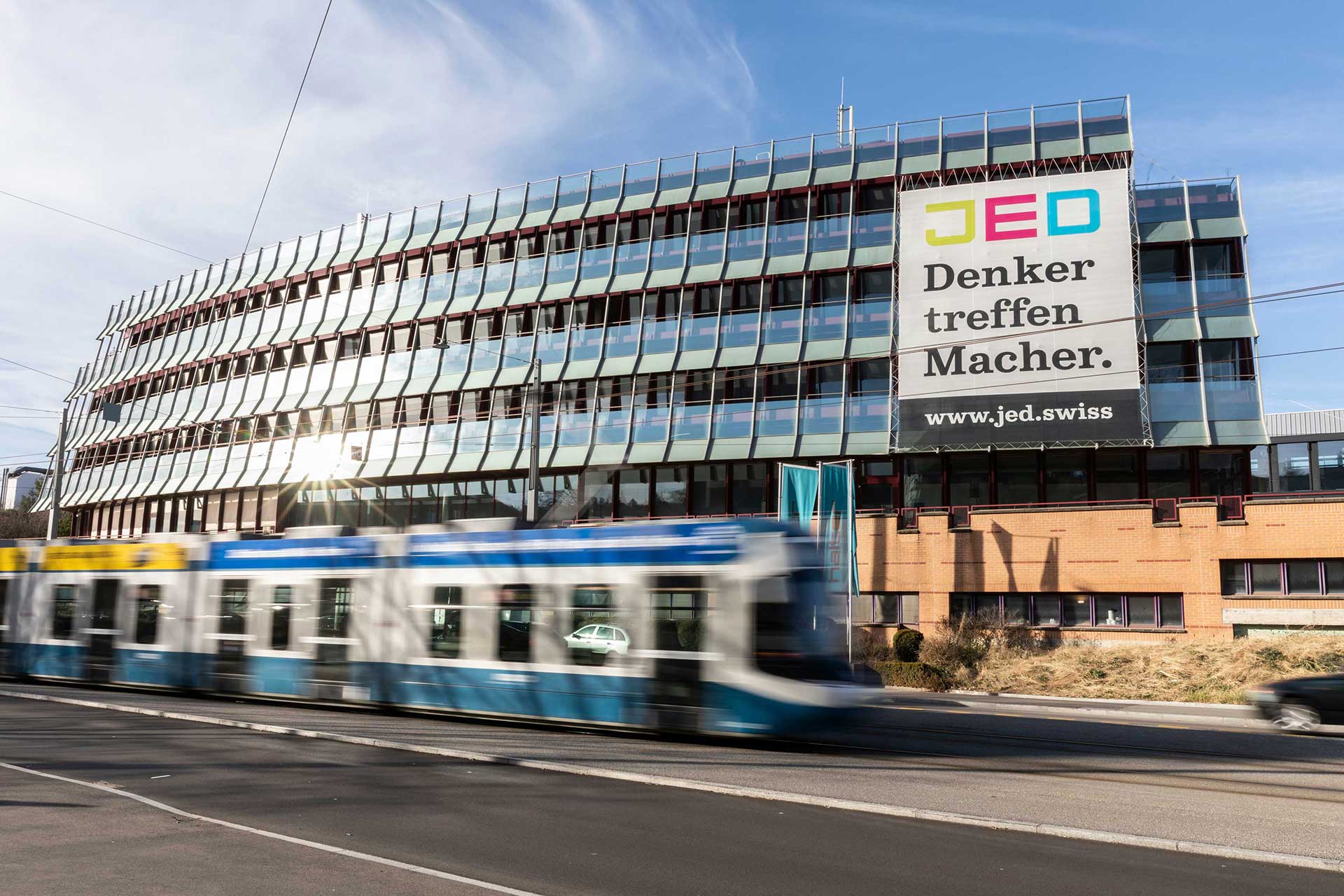 Abbildung: Fassadenansicht von JED – Symbol für Innovation und Zusammenarbeit.